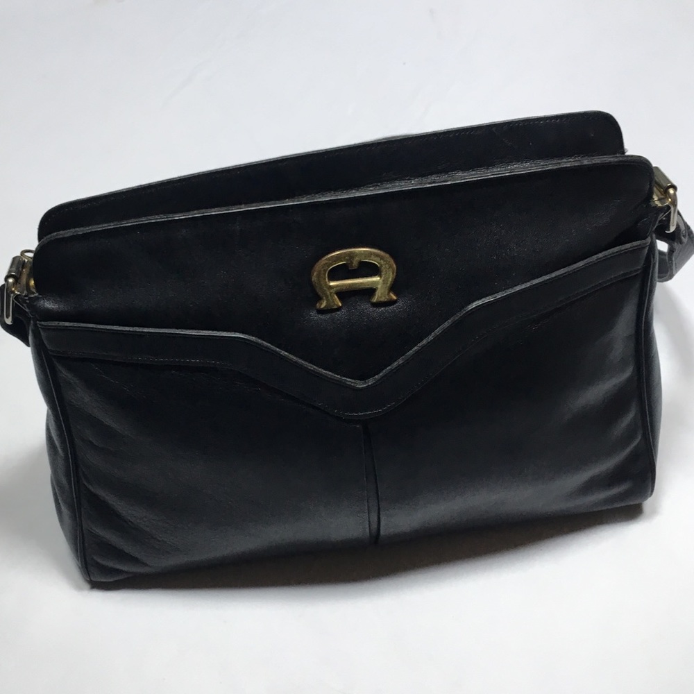 Vintage Aigner black leather purse w/gold symbol